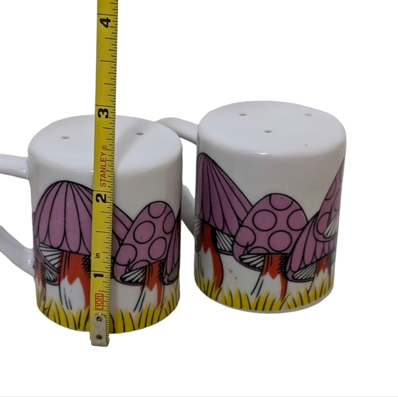 Mushroom Salt and Pepper Shakers, 1970s Ceramic Dinnerware Item - Picture 6 of 6